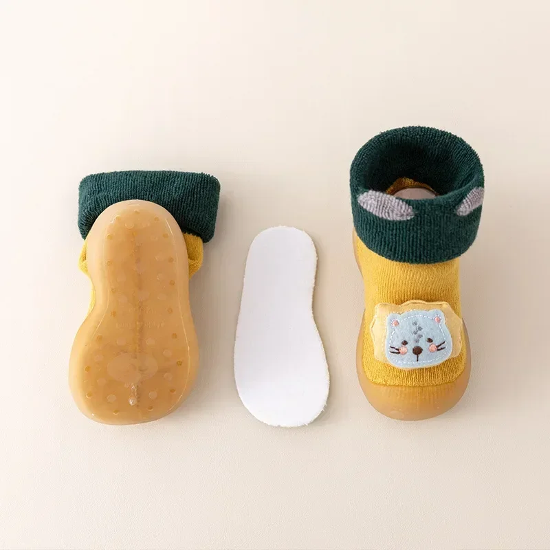 Neue Kleinkindschuhe Baby Soft Bottom Indoor Kinder Bodensocken Schuhe und Socken Verdickte und warme Wintermodelle