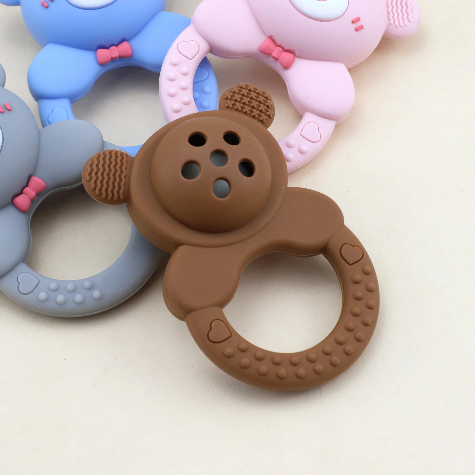 Nowy silikonowy gryzak w kształcie misia z dzwoneczkiem dla niemowląt