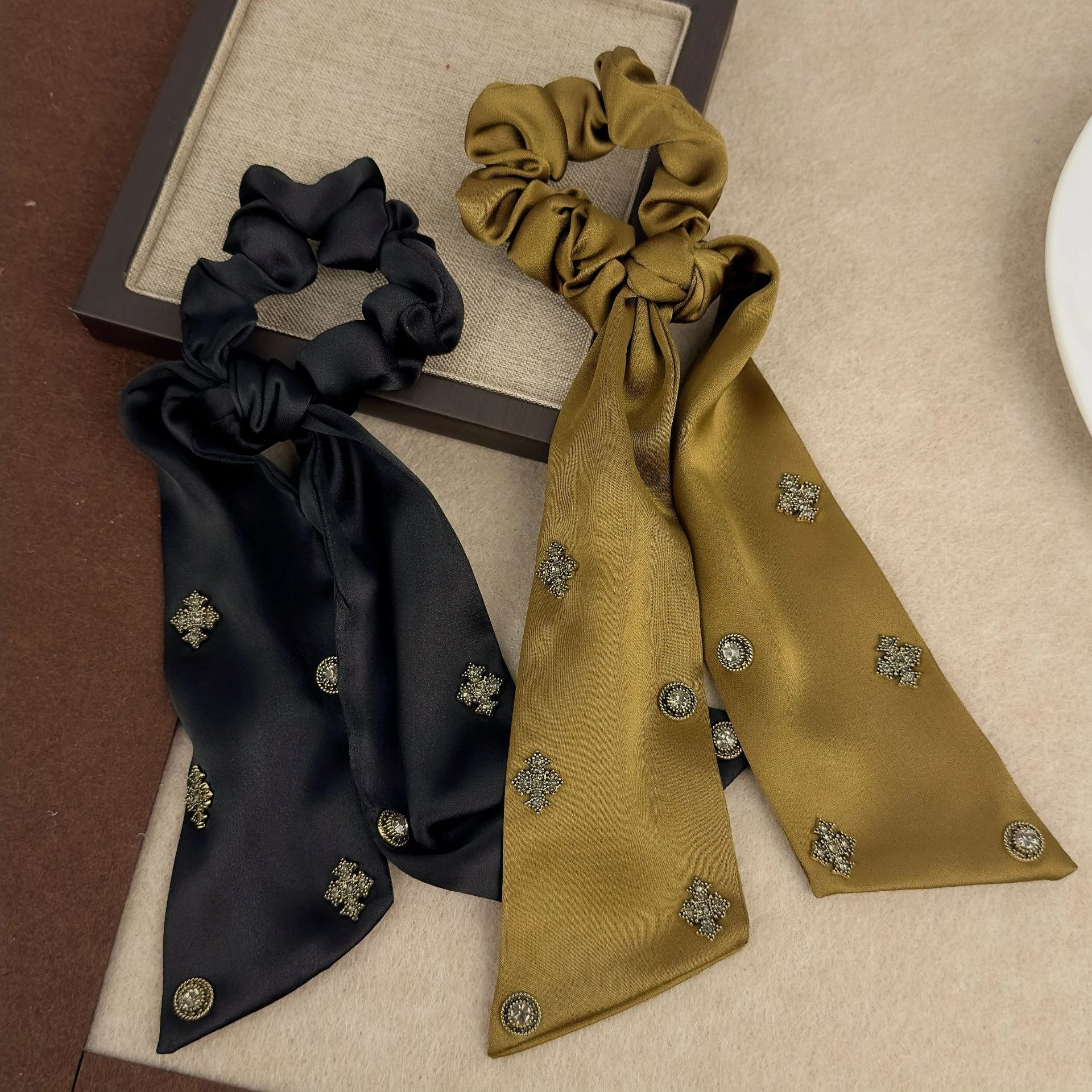 Elegante Coletero de Satén con - Satin Bow Tie reseña y precio
