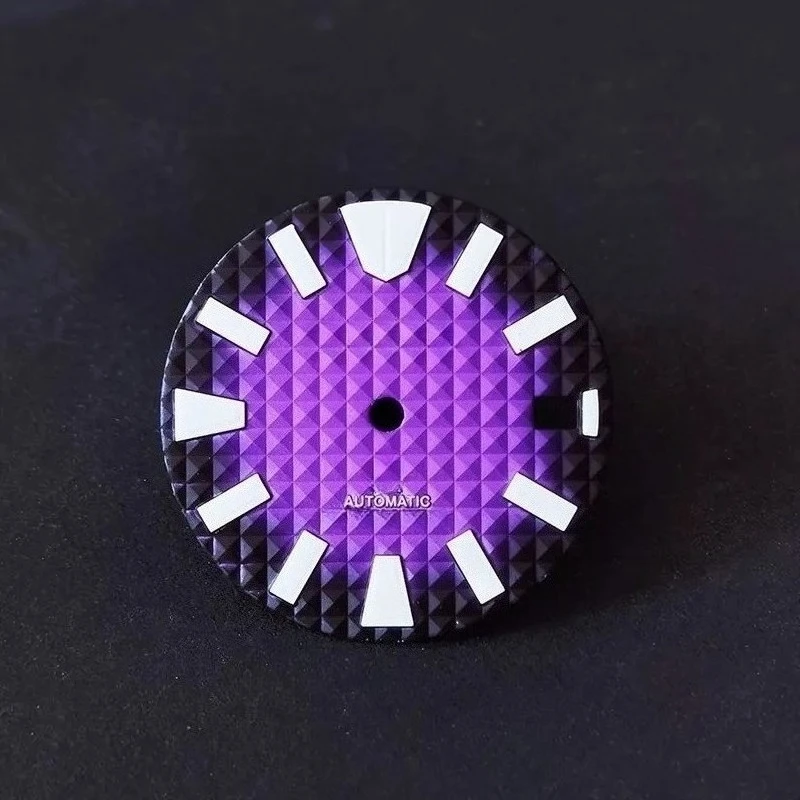 

The 28.5mm diameter dial with a gradient checkered pattern is suitable for NH35/36/4r/6r/7 movement