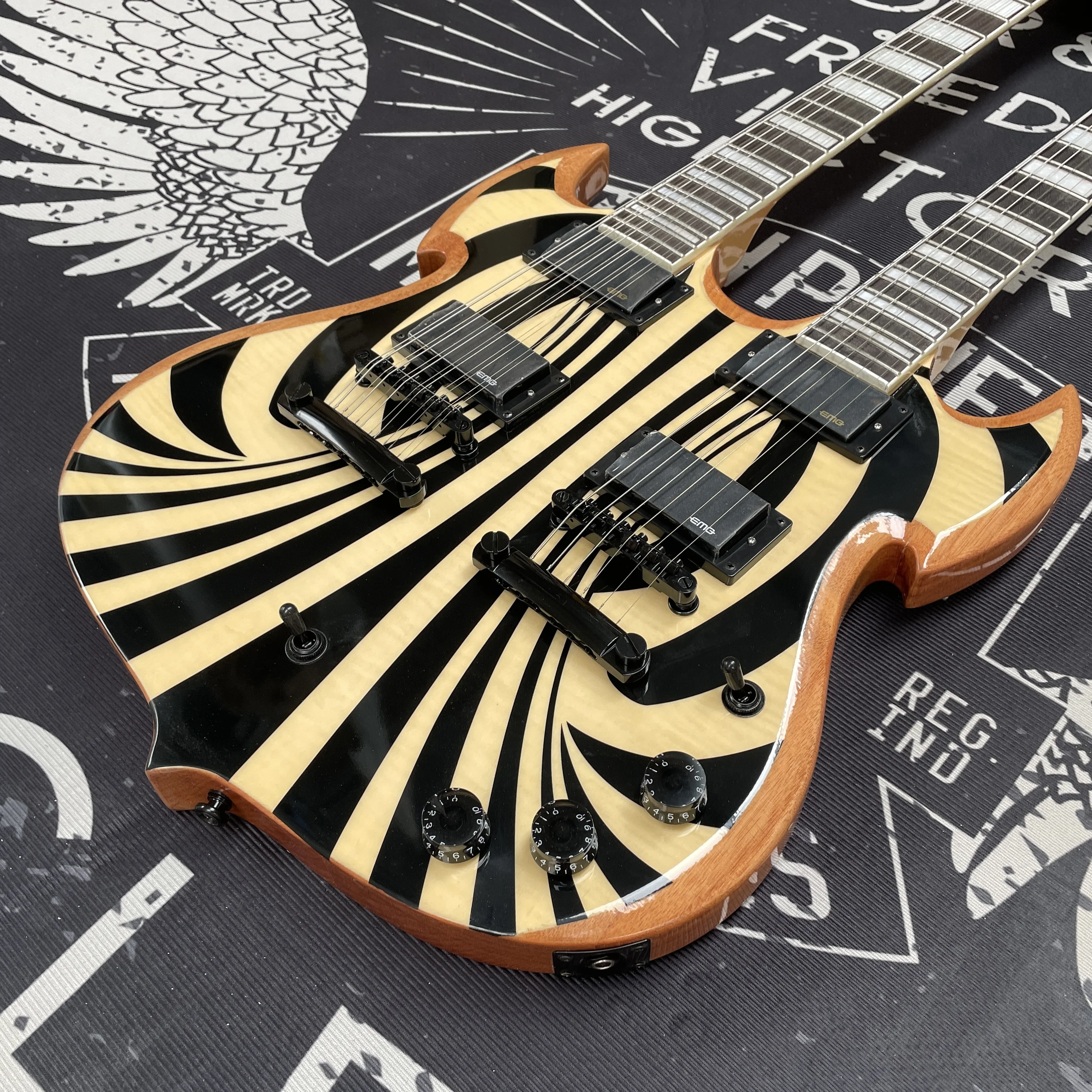 Natural wood color double-headed electric guitar, full-bodied and highly distorted sound electric guitars, black hardware electr