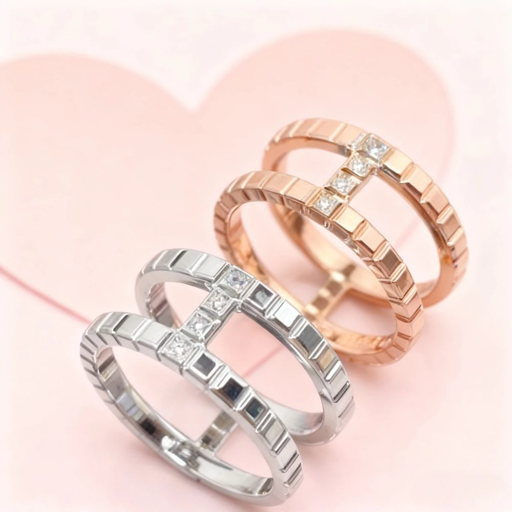 

Модные аксессуары 2025 года. Новый набор «елочка» с кольцом «ледочка» универсальны и привлекают стильно.