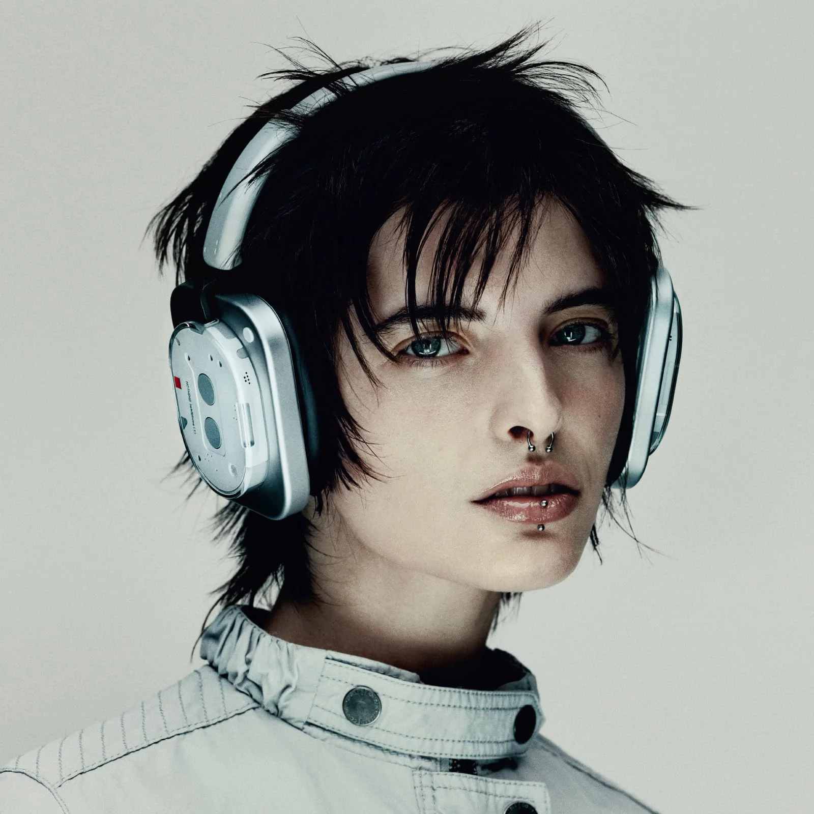 لا شيء سماعة رأس (1) سماعات رأس لاسلكية على الأذن مع خاصية إلغاء الضوضاء النشطة حتى 80 ساعة، سماعة صوت عالية الدقة وشحن سريع