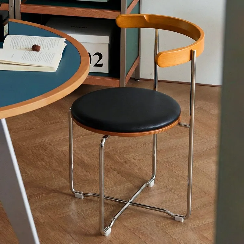 Bauhaus Mid-Century Klappstuhl mit Massivholz-Rückenlehne und Edelstahlgestell, Vielseitig Einsetzbar für Kompakte Esszimmer, Cafés, Bars und Schminktische