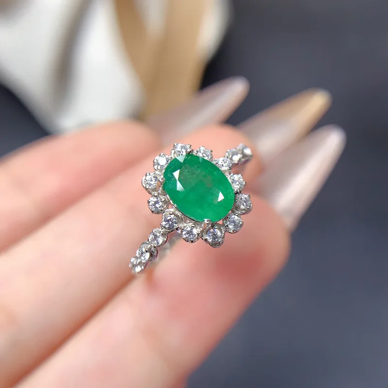 

Natural Emerald Oval 6X8Mm Women'S Female Ring 925 Silver Color Green Passes Inspection