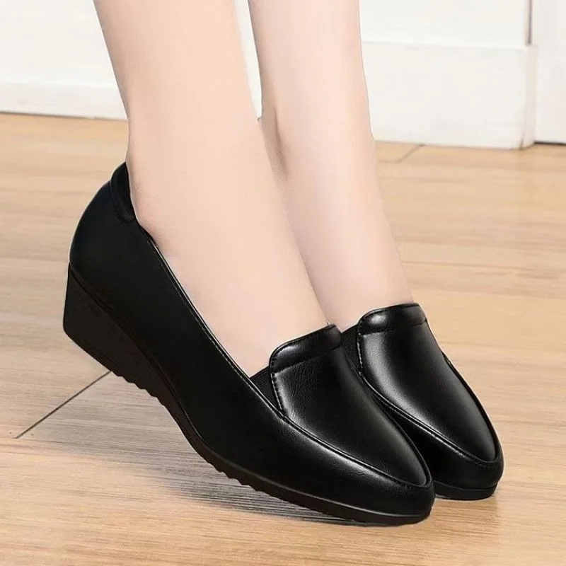 

Женские классические черные лоферы на танкетке, минималистичные, без застежек, профессиональная обувь для офиса, поездок на работу и официальных мероприятий