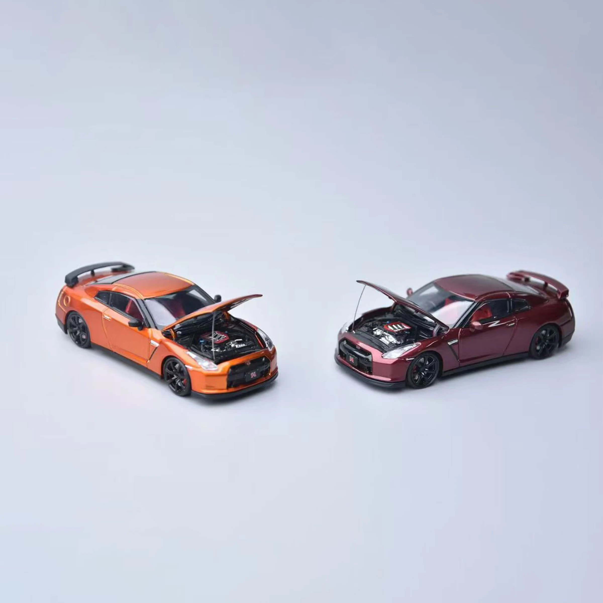 Modelo de Auto a Escala 1:64 FH R35 Versión Original con Capó Abrible