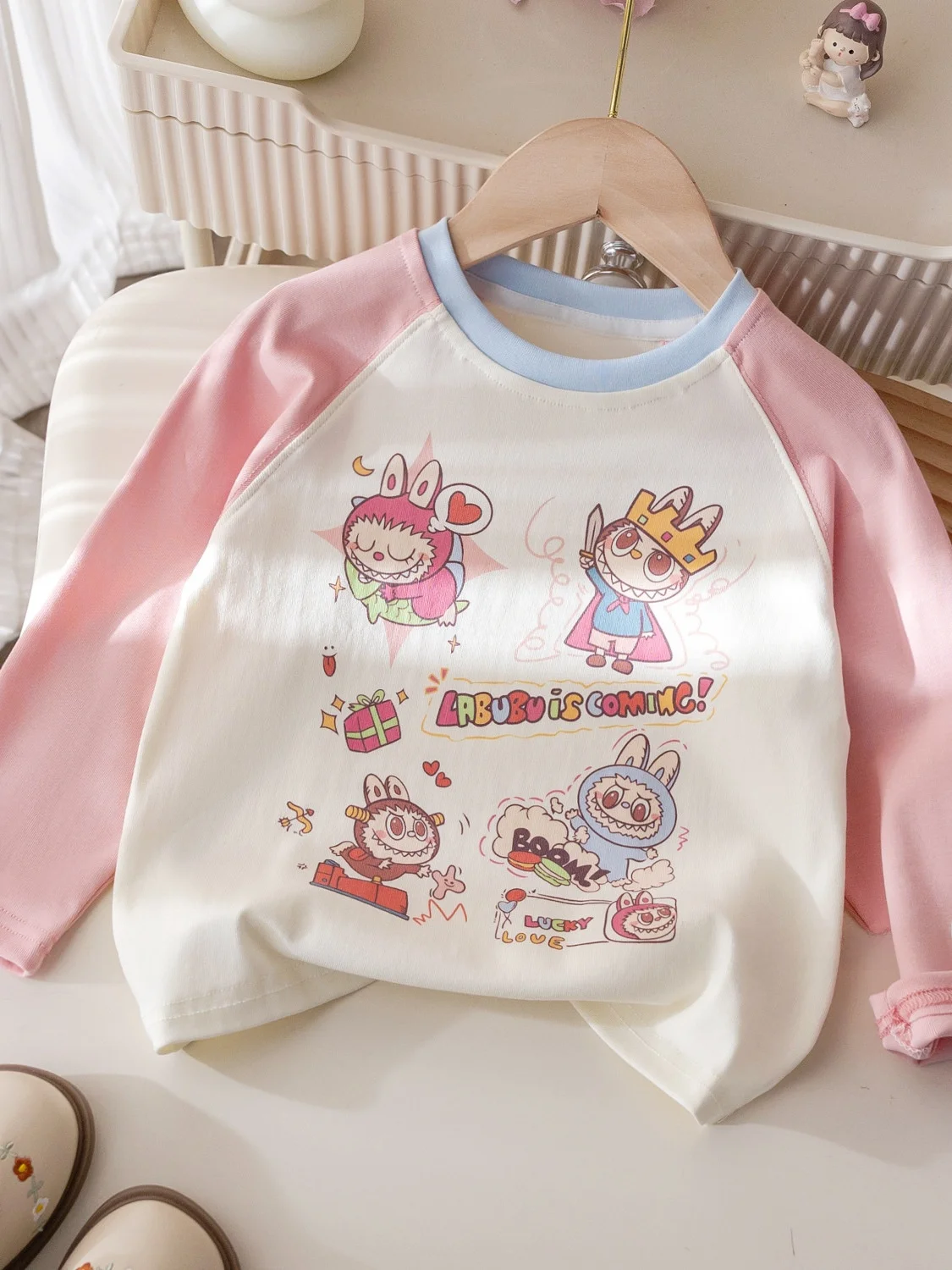 

Милая футболка с длинным рукавом и мультяшным принтом для девочек, модная, с цветными вставками на плечах, хлопковая, с круглым вырезом