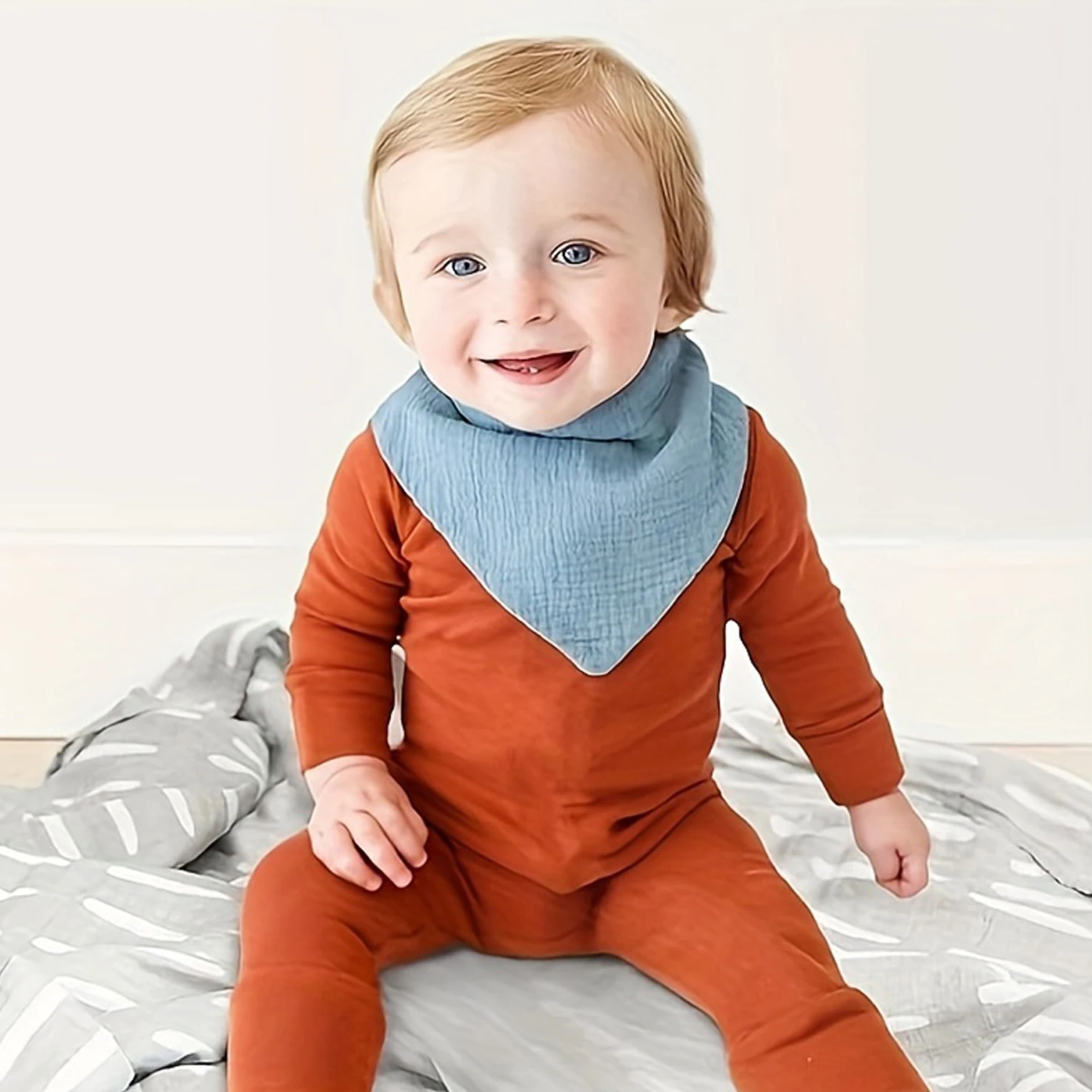 4-piece set of pure cotton baby triangle bibs, suitable for feeding during meals, with bright solid colors and stylish design,