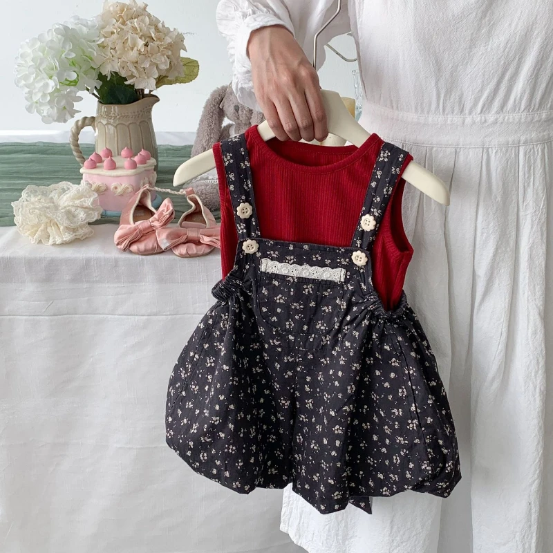 

New Summer 2025 Girls' Outfit: Children's Floral Print Suspenders with Sleeveless Vest, Summer Bloomers Two-Piece Set for Girls.