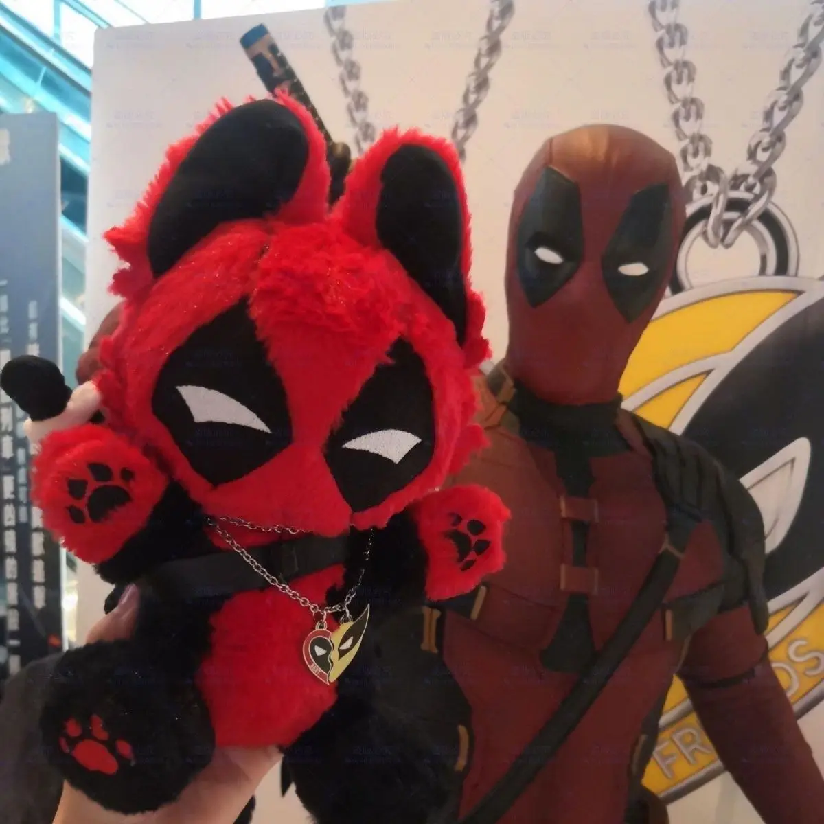 Marvel Comics Los Vengadores Deadpool Muñeco de Peluche de Algodón de 30 cm en Postura de Animal, Regalo de Cumpleaños
