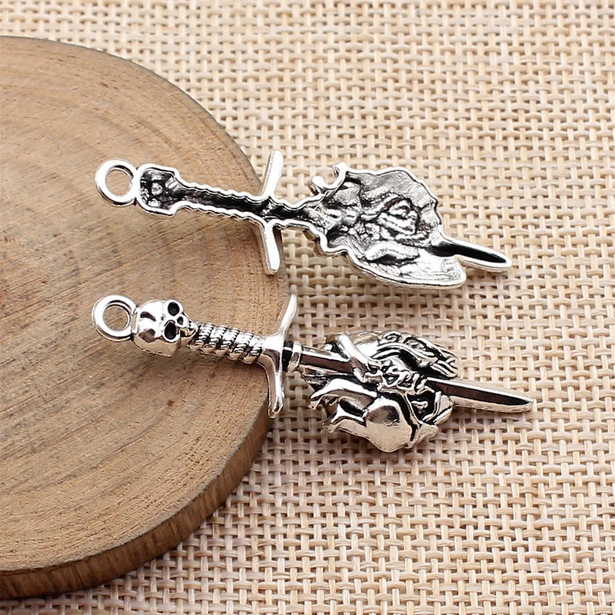 

20 шт. 49x14 мм (1,93x0,55 дюйма) подвески-шармы в виде черепа, меча и сердца цвета античного серебра для изготовления ювелирных изделий своими руками