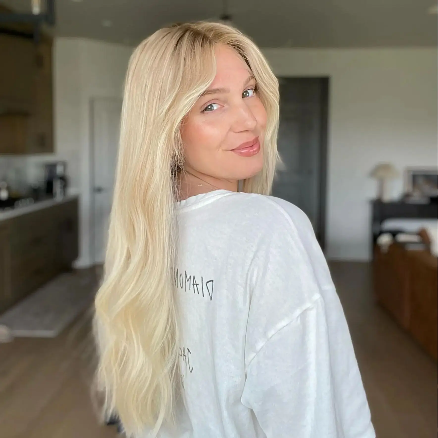 

Premium Fibre Long Length Ombre Slightly Wavy Wig Soft Ombre Ash Blonde Glueless Wigs Synthetic Hair For Women Party Daily Used