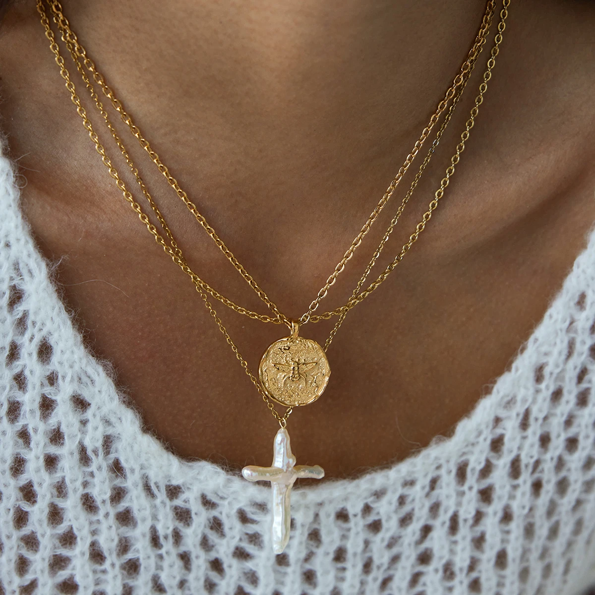 

AIKOER Simple Classic 18K Gold Color Plated Stainless Steel Round Coin Bee Pendant Necklace Stackable Chain Necklace Women's Jew