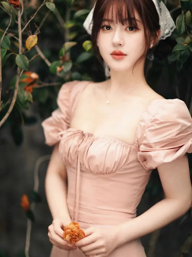 فستان وردي لاستراحة الشاي للنساء بياقة مربعة وربطة عنق وخصر عالي وفتحة متوسطة الطول تنورة على شكل حرف a من ألياف البوليستر نم...