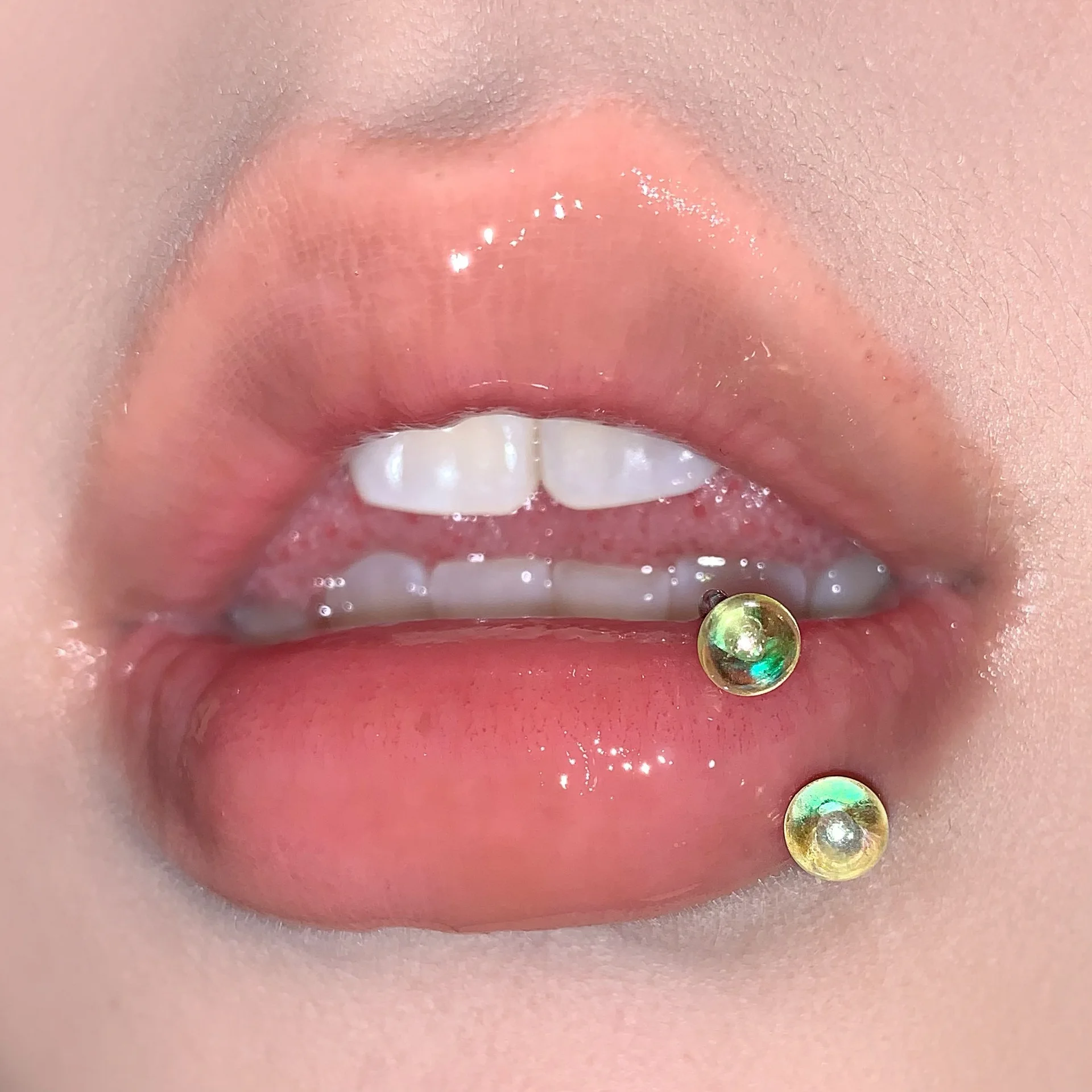 Fashionable and Personalized Acrylic Iridescent Laser Small Light Bulb Gradient Lip Ring Spicy Girl Party Piercing Accessory