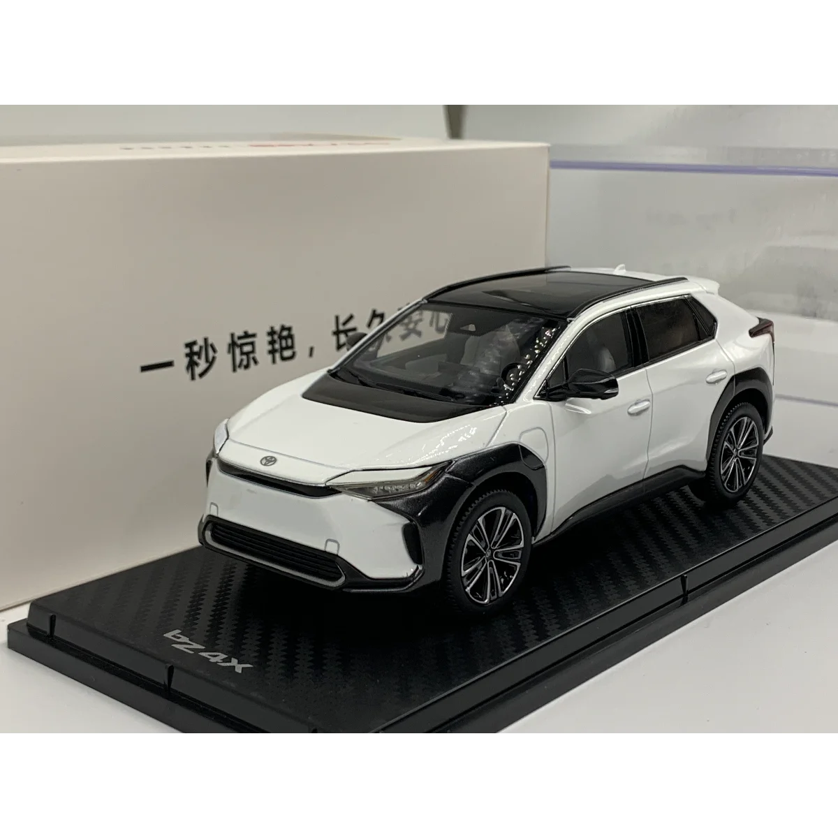 Diecast 1:30 Scale GAC Toyota BZ4X Two-color Alloy Car Model