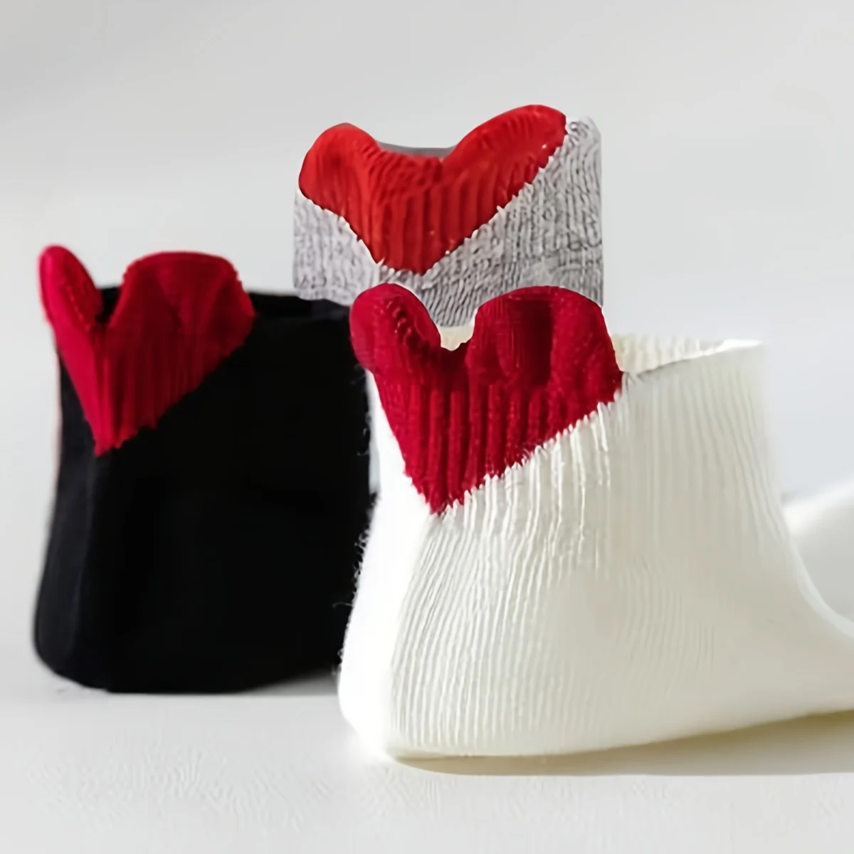 4 Pairs Of Spring And Summer Women's Black, White, Gray Sweet Three-Dimensional Heart-Shaped Casual Breathable Solid Color Socks