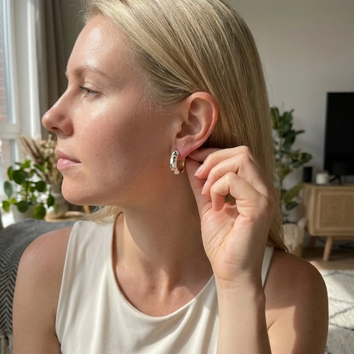 Süße bunte Emaille-Gänseblümchen-Ohrstecker für Damen und Herren, elegante geometrische Creolen mit Gittermuster, Schmuck – Detail 21