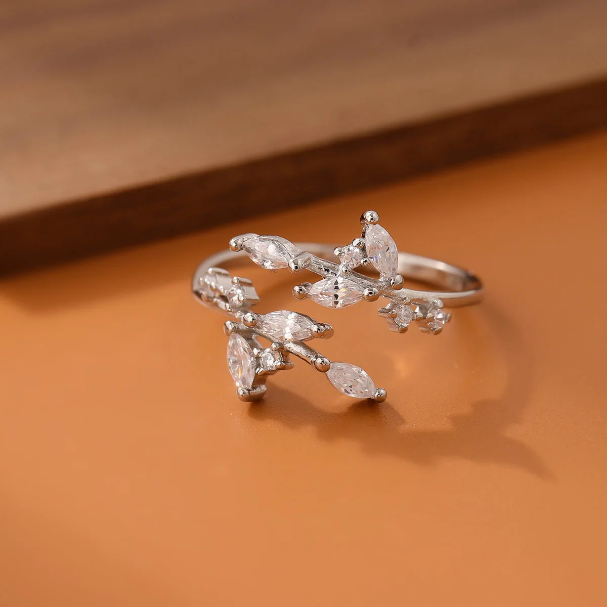 

Новый темпераментный флэш-лист, ювелирные изделия из стерлингового серебра 925 пробы, индивидуальный кристалл, изысканная атмосфера, открывающиеся кольца R255