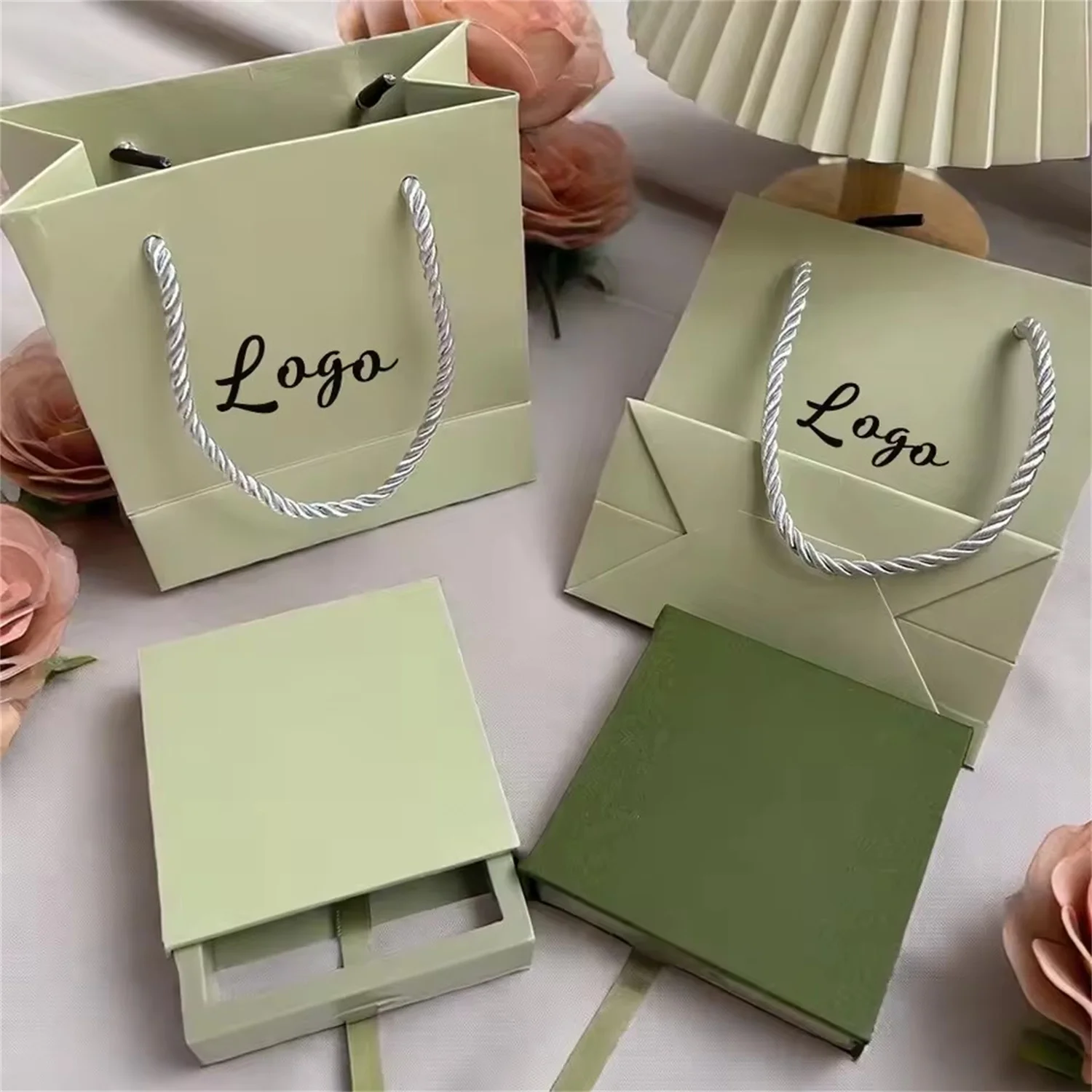 

Подарочные пакеты из бежевой и белой крафт-бумаги с индивидуальным логотипом и ручками, сумка для подарка на день рождения, сумка для покупок, дорожная косметичка для хранения