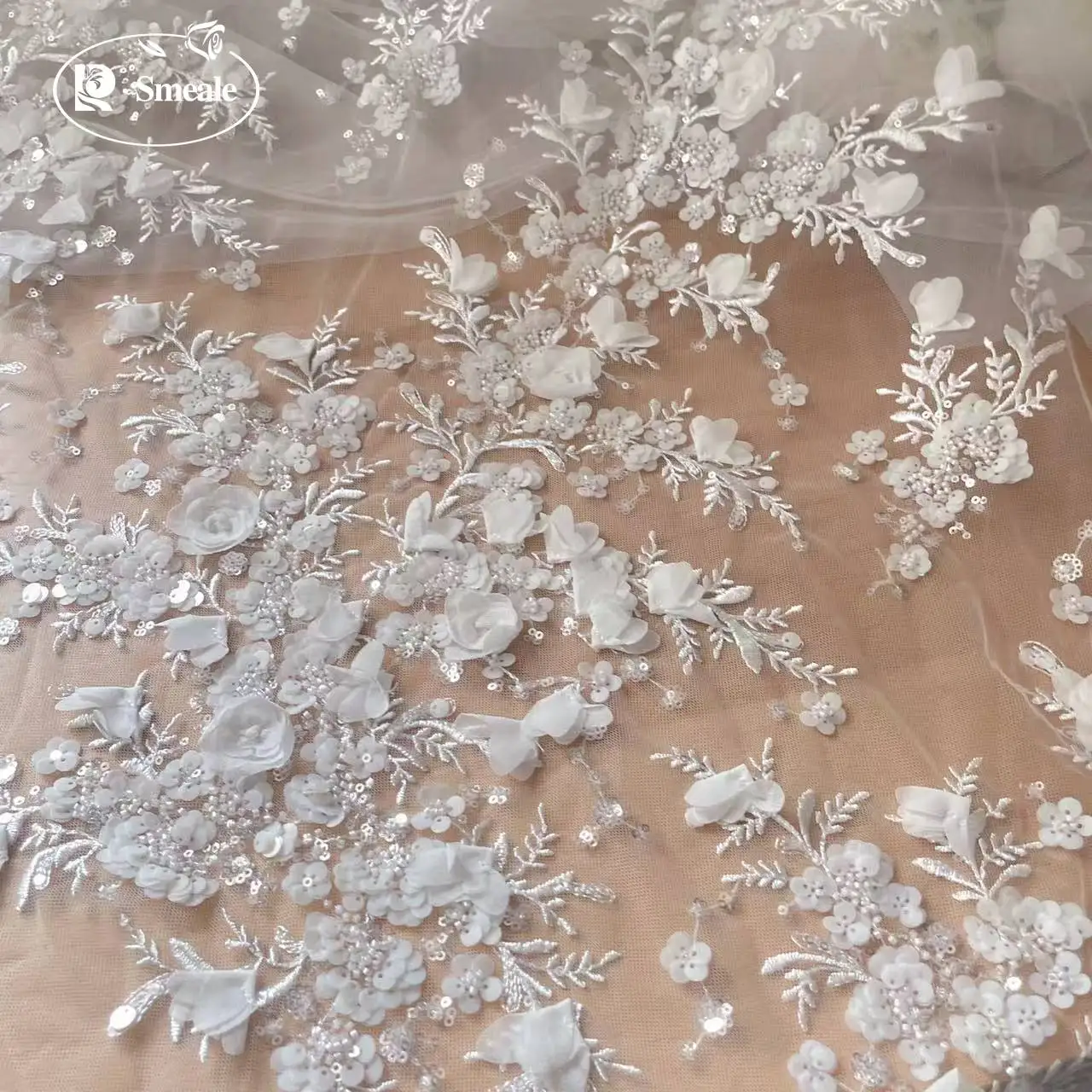 Weißer 3D-Chiffon-Blumen-Perlen-Pailletten-Stickerei-Spitzenstoff. Hochzeitskleid aus glänzendem Brautstoff RS250481 – Detail 3