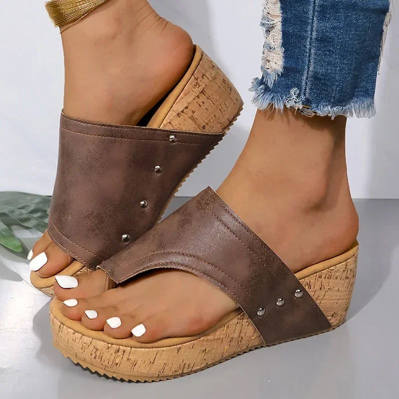 Sandalias de Tacón de Cuña marrón Vintage para Mujer, zapatillas de playa antideslizantes con Clip para verano, Sandalias romanas con plataforma de cuero PU para Mujer