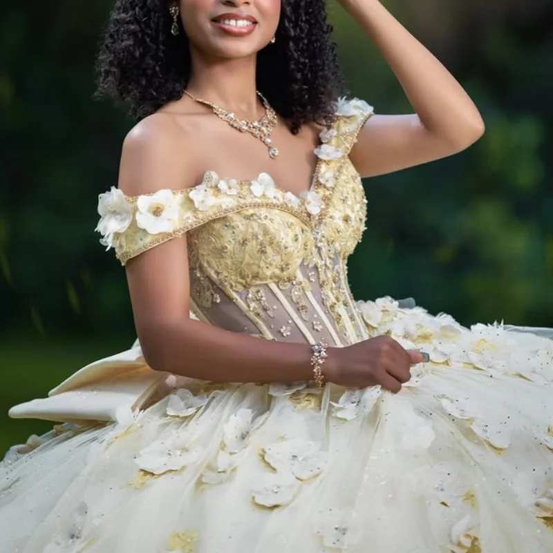 

Блестящее светло-желтое платье Quinceanera с открытыми плечами и кристаллами 3D цветочной наклейкой с длинным хвостом и бантом, платья de 15, Quinceanera ﻿ Настроить