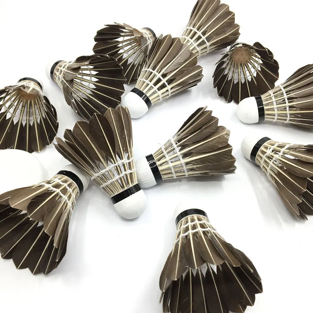 

12 шт. профессиональных бадминтонных воланов: превосходная прочность, стабильный траектория полета, идеально подходят для начинающих и семей.