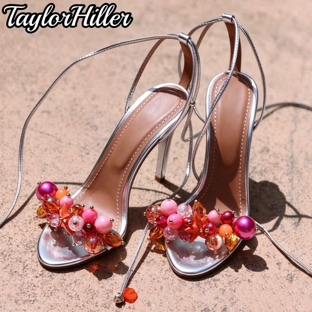 Sandalias de tacón con adornos de cuentas para mujer, diseño abierto en la punta, tacón de aguja, color plateado metálico, con cordones y correa en el tobillo, ideales para fiestas de verano y para combinar con vestidos.
