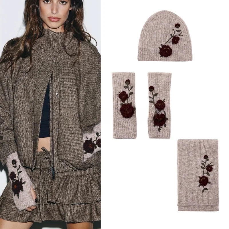 

Вязаная шапка с вышивкой цветов 0653271, перчатки без пальцев 0653273, вязаный шарф 0653272 — модный женский комплект из трех предметов