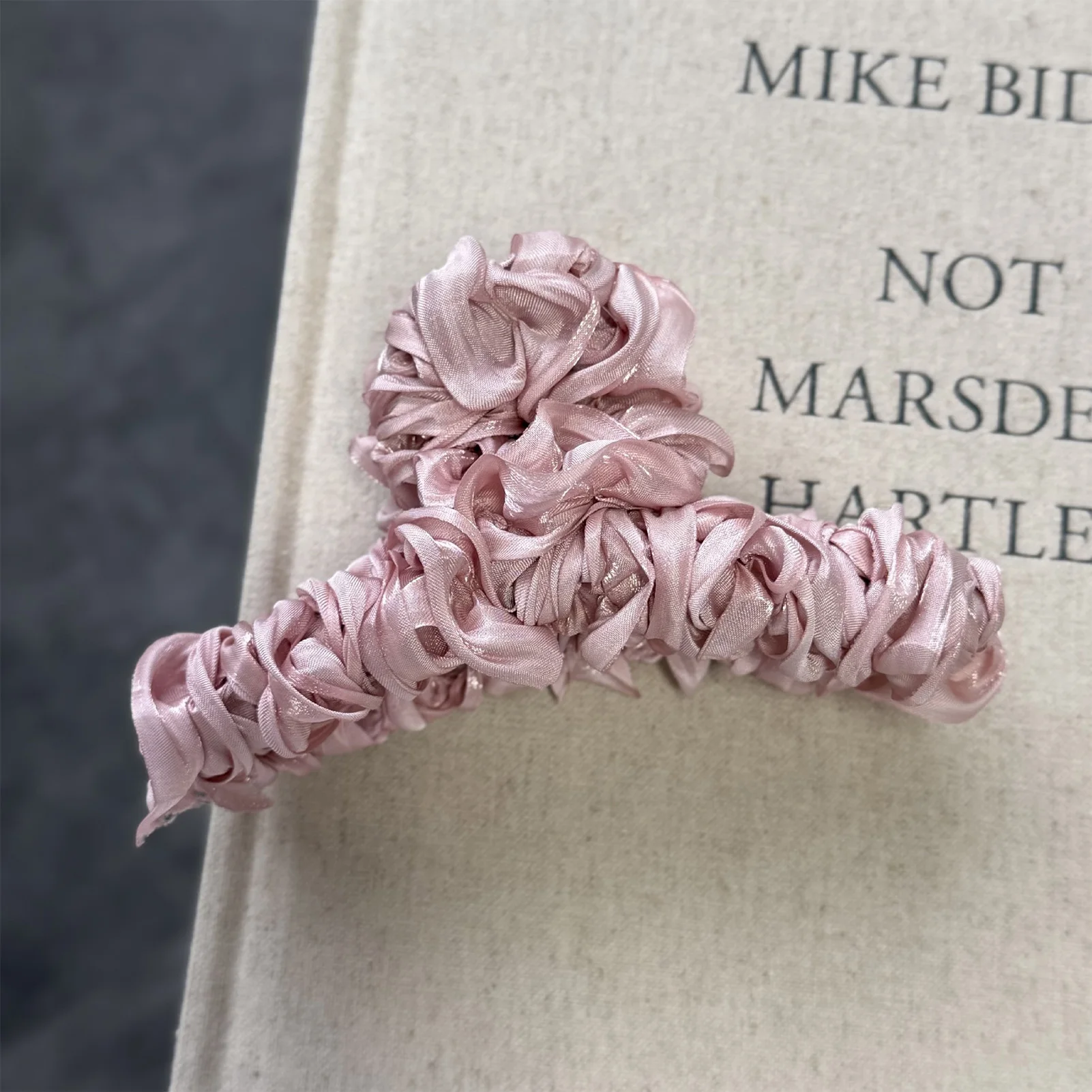 Рисунок 4 - Элегантные тканевые заколки для волос