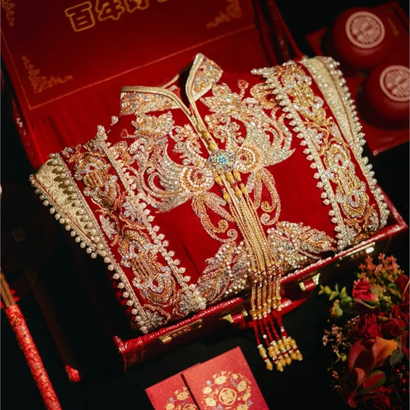 El lujoso estilo de hombro de la nueva corona de Fénix de la Dinastía Han y el vestido de novia rojo.