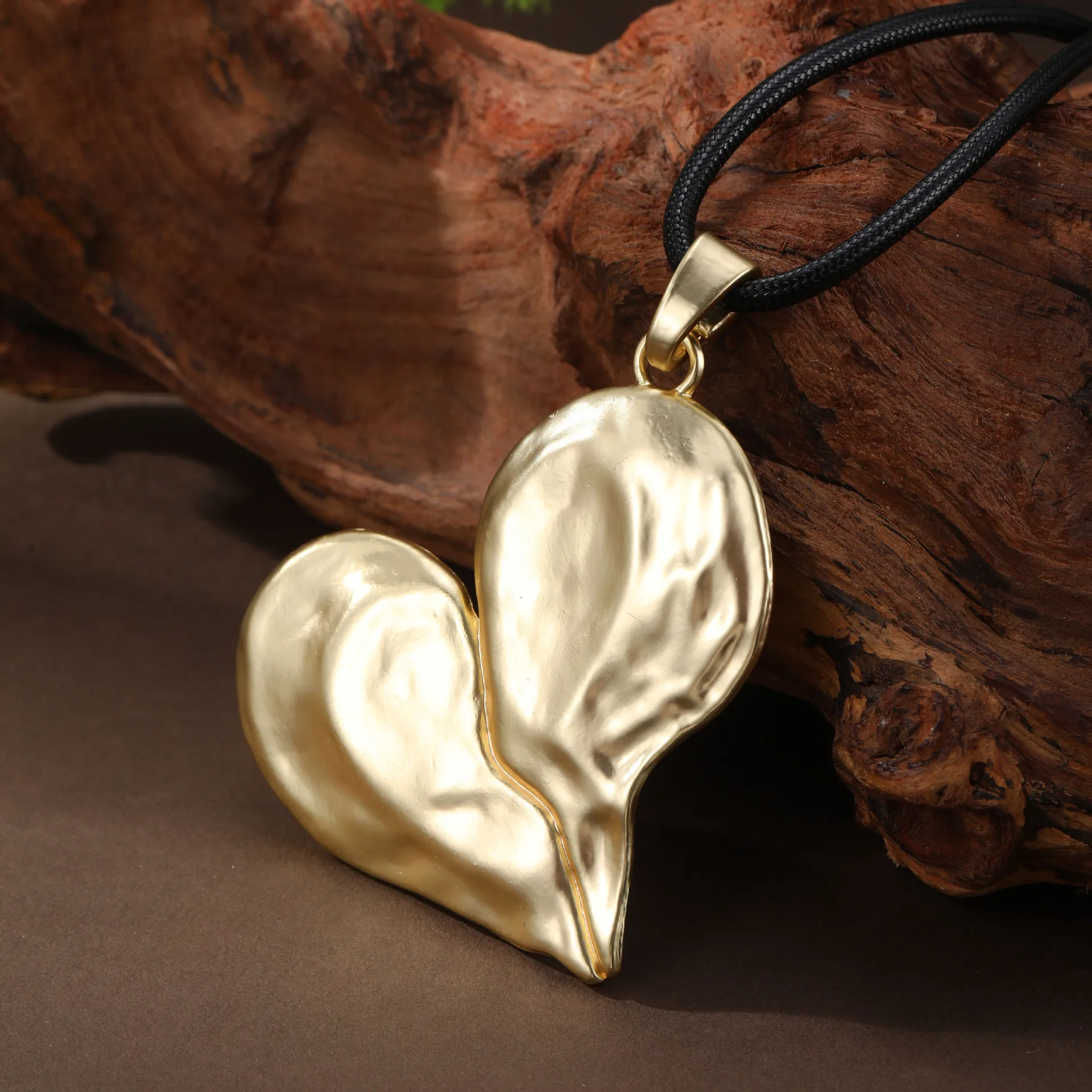 DIY accessories dumb gold irregular love long pendant women exaggerated heart-shaped high-end leather rope long necklace wholes