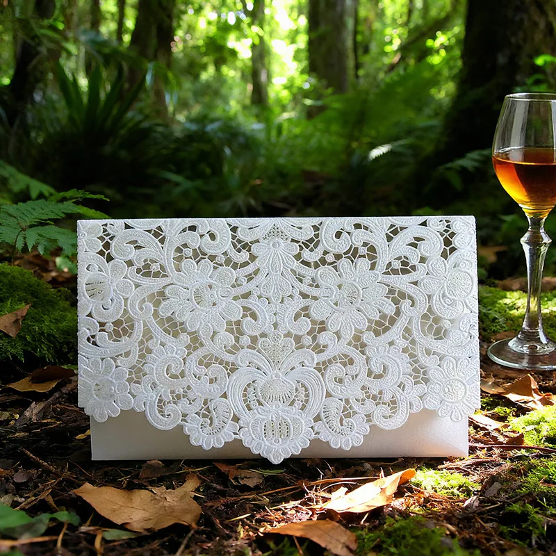 

10 шт./лот, свадебные пригласительные открытки цвета слоновой кости с бабочкой и конвертами, лазерная резка, кружевные приглашения из флоры для свадьбы, помолвки