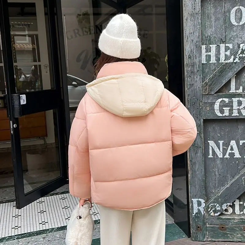 La giacca invernale imbottita in cotone da donna in stile college dopamina multicolore è alla moda, individualizzante, carina ed elegante