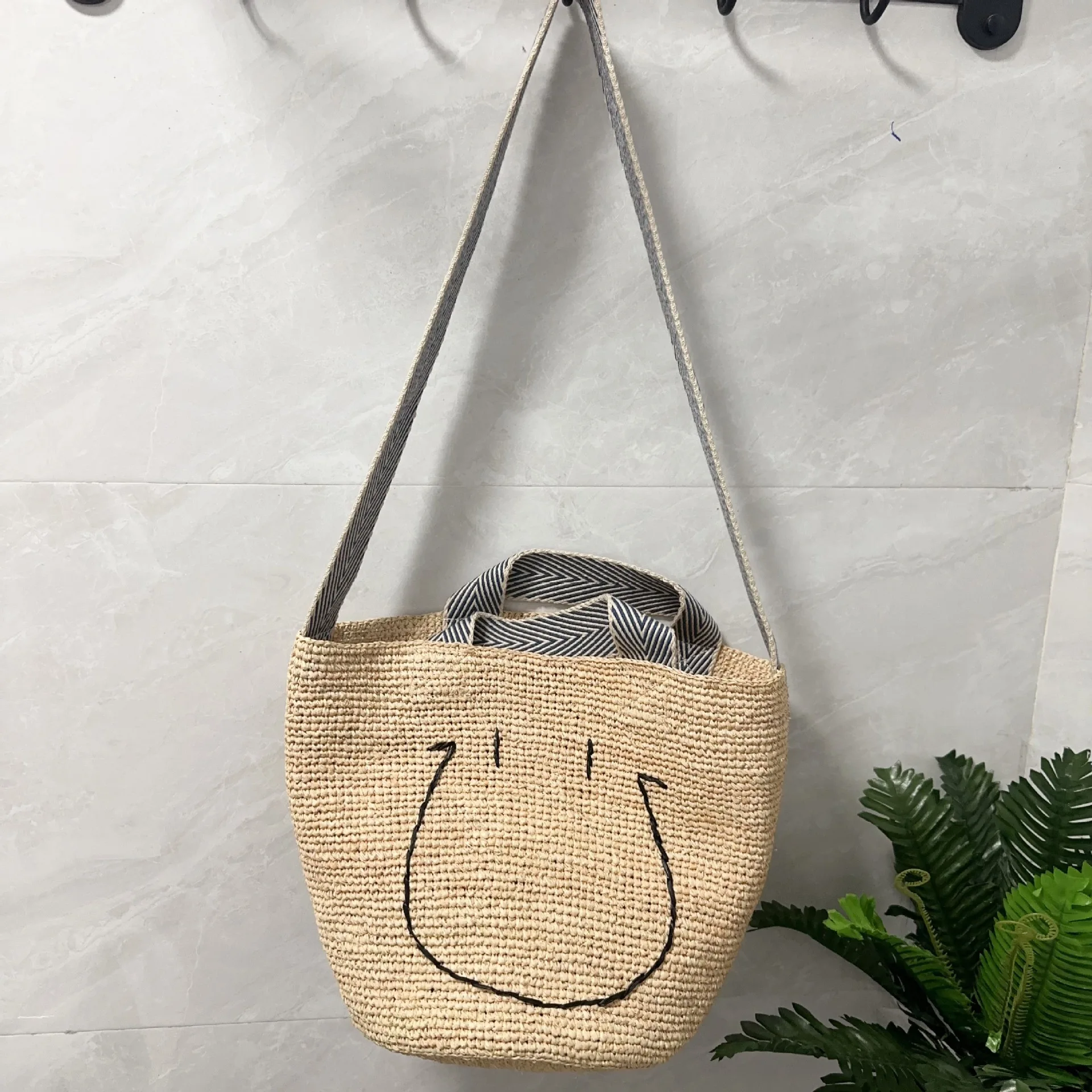 

2025 Women’s Summer Raffia Straw Bucket Shoulder Bag Handwoven Embroidery Wide Smile Tote Bag for Beach Vacation