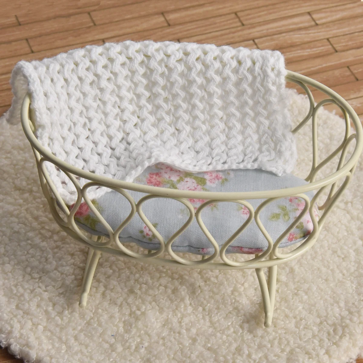 Spielhaus Simulation Möbel Spielzeug 1:8-1:12 Schmiedeeisen Wiege mit Decke Geeignet für Bjd Ob11 Puppenhaus Dekoration