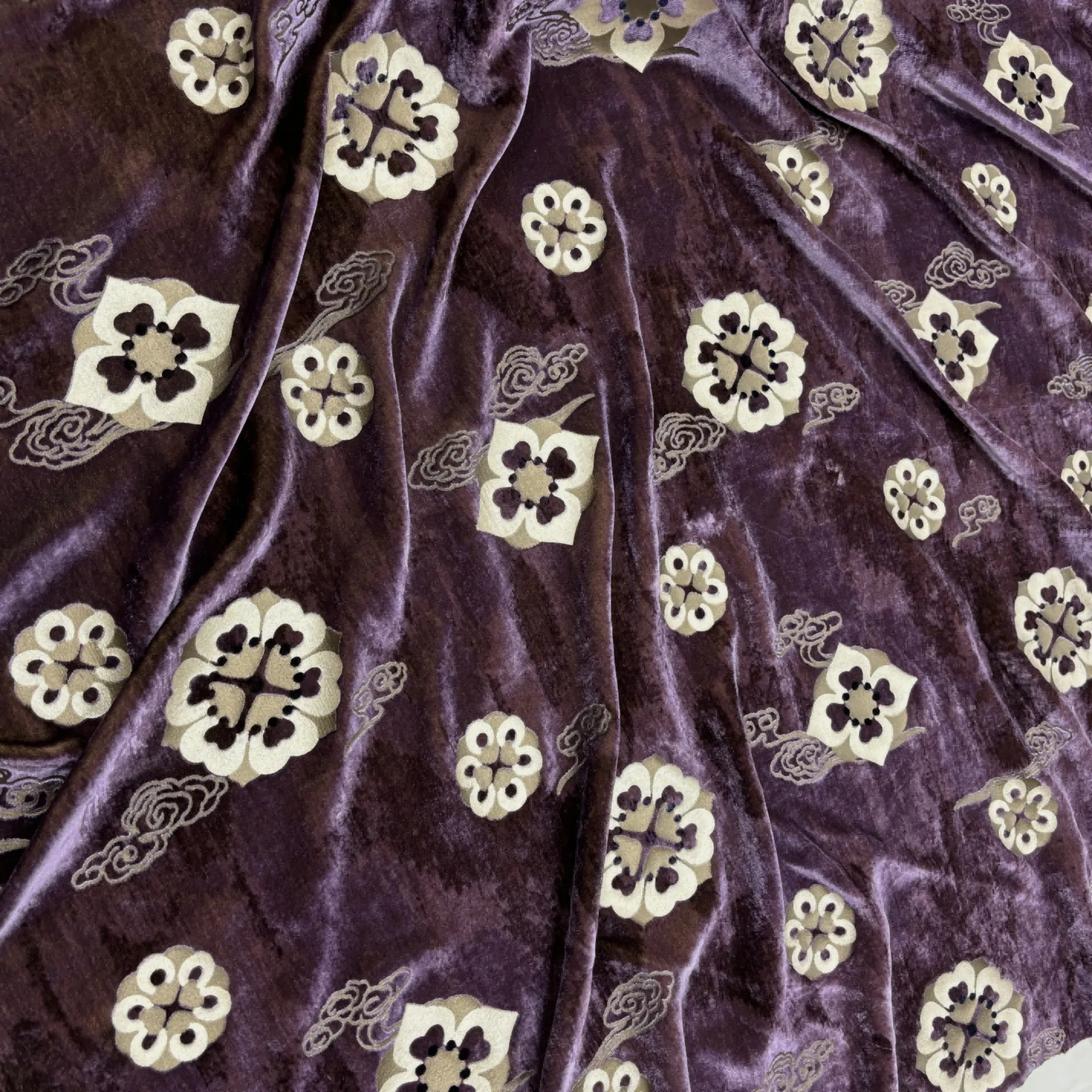 

Woven Real Velvet Qiaoqi Carved and Embossed Silk Bottom Dunhuang Po-Phase Flowers