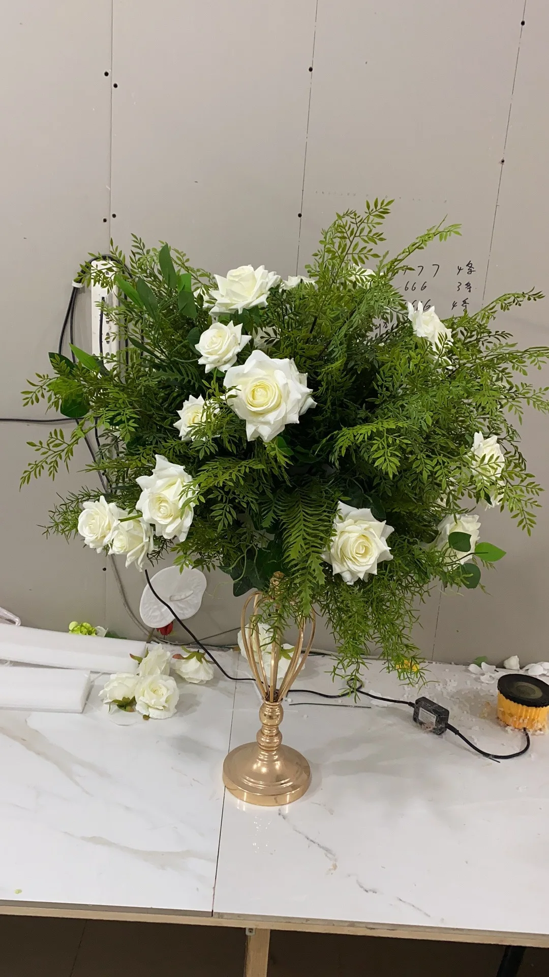 Künstliche Grünblätter Hortensie Rosenblütenkugel Hochzeitstisch-Mittelstück Kerzenhalter Geometrischer Ständer Blumendekoration Event-Bühne – Detail 1