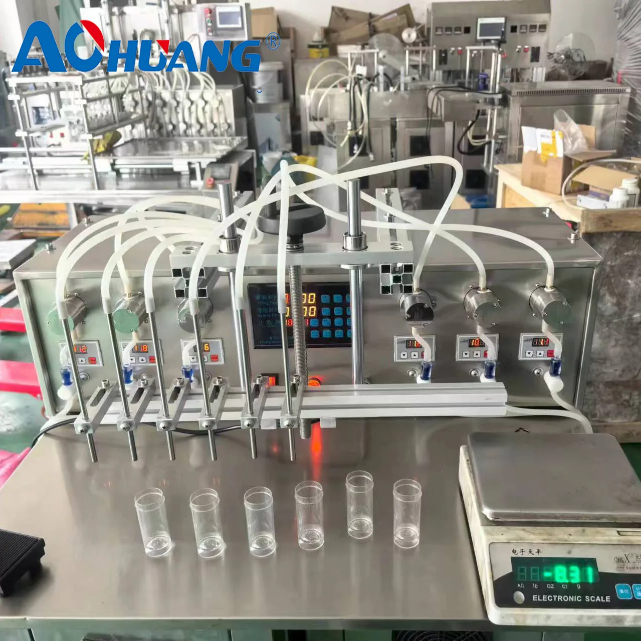 Máquina tampadora de enchimento automática de 4 cabeças Máquina de enchimento de líquidos para garrafa de suco de perfume de óleo essencial