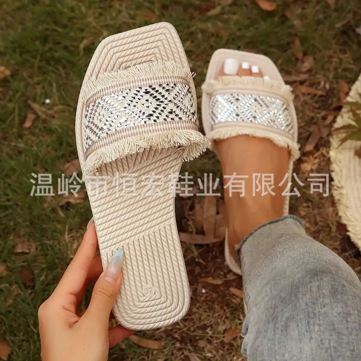 

Женские крутые тапочки с небольшими ароматными тапочками из ЭВА на плоской подошве для женской уличной одежды, новая летняя модная кисточка