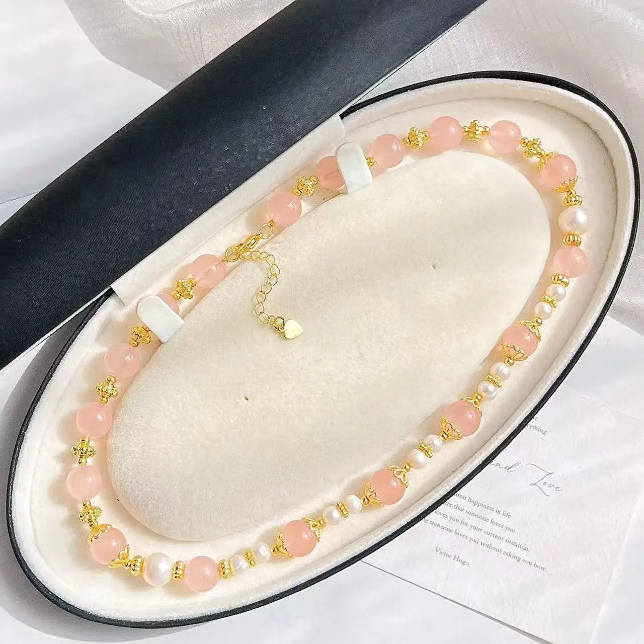 

Новое высококачественное ожерелье-цепочка на ключицы 2026 года с натуральным пресноводным жемчугом и дизайном из мадагаскарского розового кварца