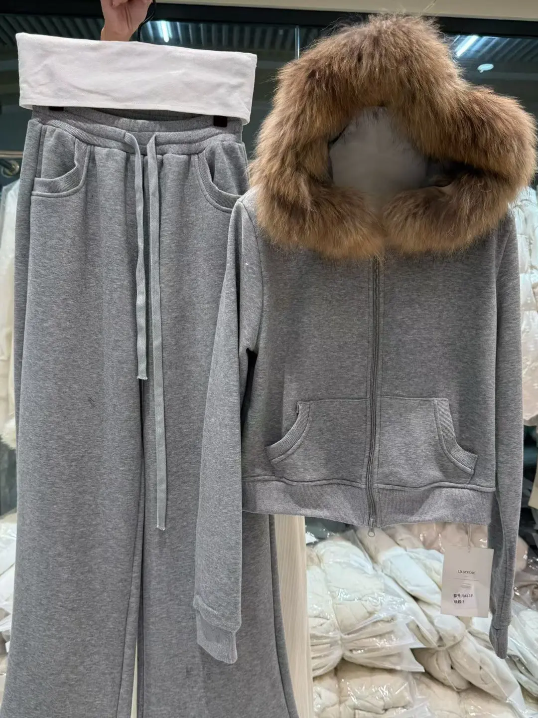 

Комплект из двух предметов: утепленная толстовка с капюшоном и широкие брюки с высокой талией, модный, с меховым воротником, осенне-зимний