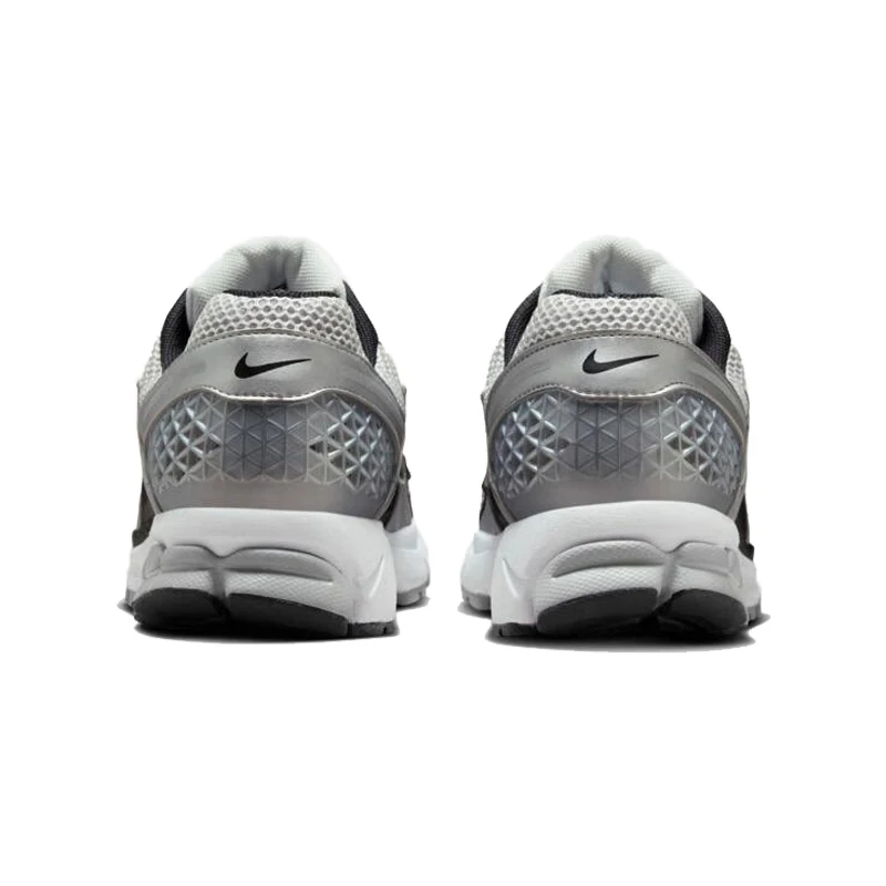 Męskie buty sportowe NIKE ZOOM VOMERO 5. Wyściełane, oddychające, wygodne, lekkie buty do biegania treningowego FJ4151-004