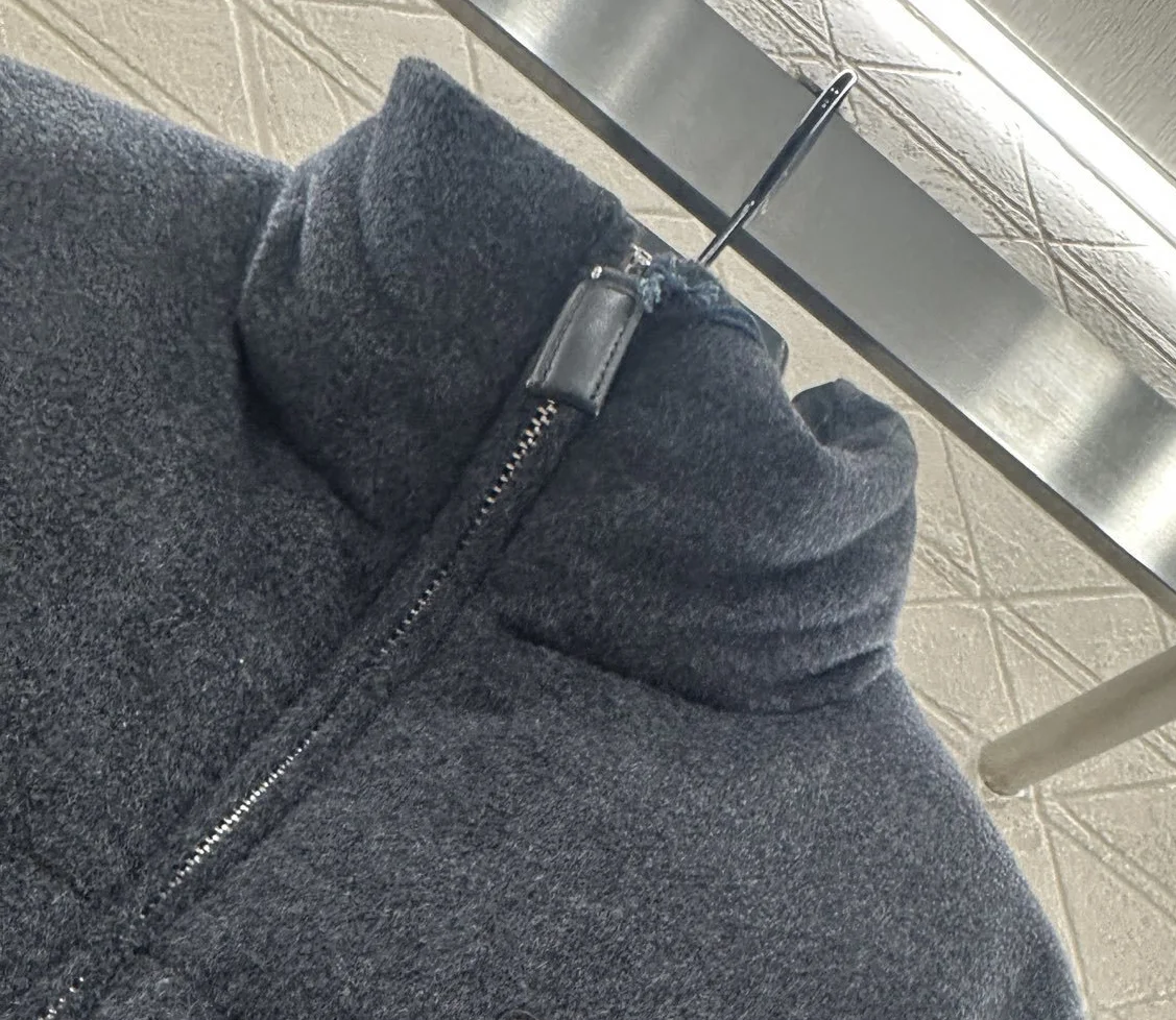 冬の新しいエレガントなスタイルのスタンドカラー、ベルト付き、ウエストシェイプのウールダウンジャケット、婦人服