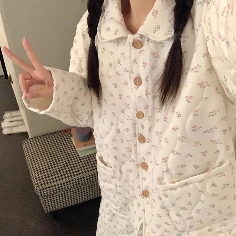 بيجامة نسائية صغيرة مطبوعة بالزهور من القطن الهوائي للفتيات للخريف والشتاء سميكة من الفلانيل مبطنة بالصوف طقم ملابس منزلية بنمط جديد