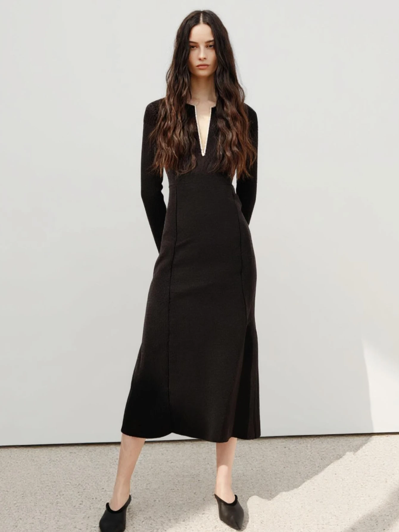 Sukienka damska z długim rękawem, prosta, modna, jednolita, codzienna, z rozcięciem przy szyi, długość do kolan, jesień, dopasowany krój.