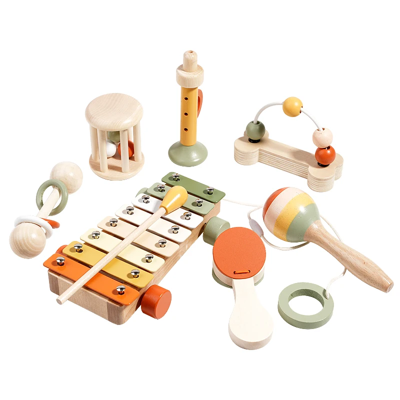 Hölzernes Musikinstrument-Spielzeugset. Beinhaltet eine Vielzahl von Instrumenten wie Xylophone und Rasseln. Kinder haben einen Explosionsspielen m