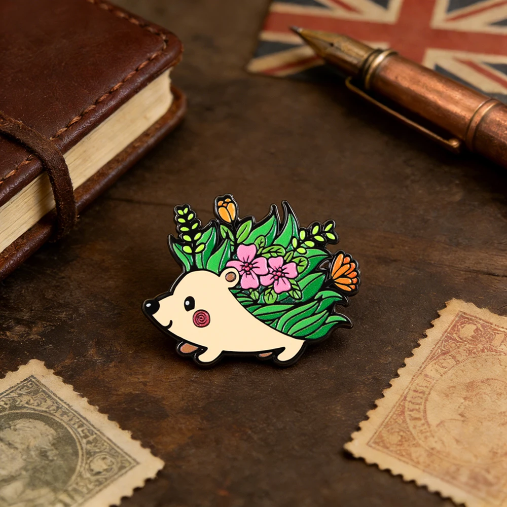Niedliche Garten-Brosche mit Igel-Motiv, Cartoon-Garten-Abzeichen, Blumen- und Tier-Emaille-Anstecknadel, kreative Rucksack-Dekoration – Detail 4